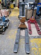 Pallet truck with scale