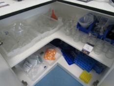 Quantity sundries to cupboard