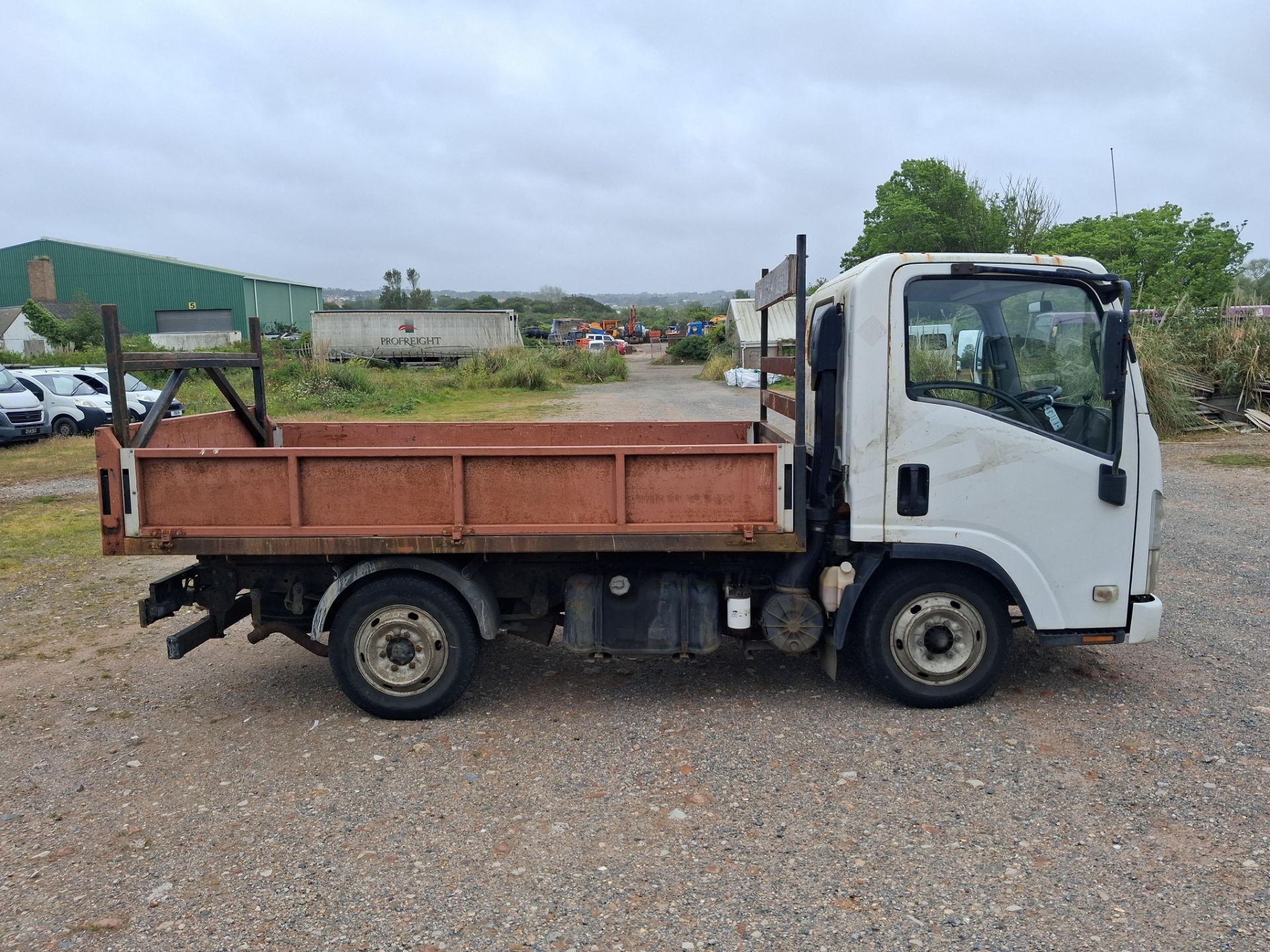 Isuzu NLR85E Tipper Truck - Image 2 of 24