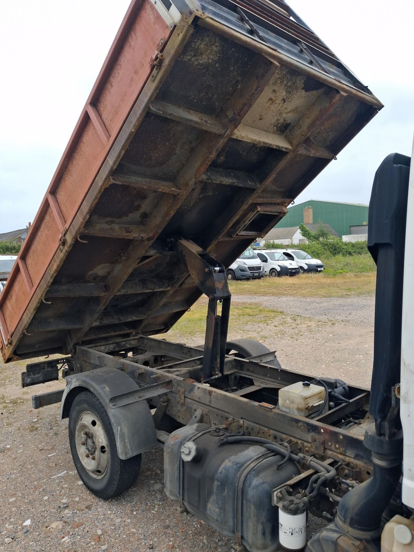 Isuzu NLR85E Tipper Truck - Image 9 of 24