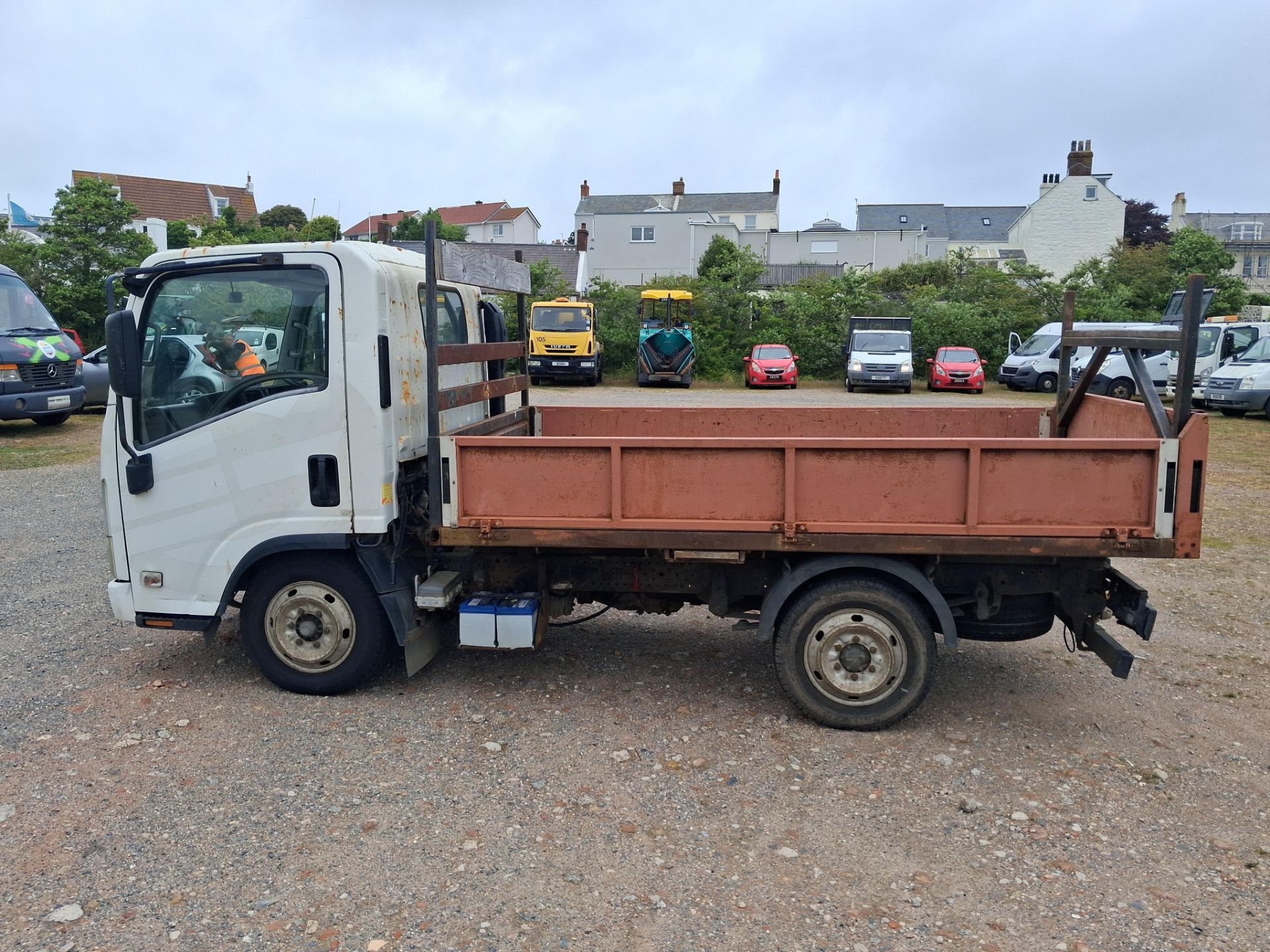 Isuzu NLR85E Tipper Truck - Image 6 of 24