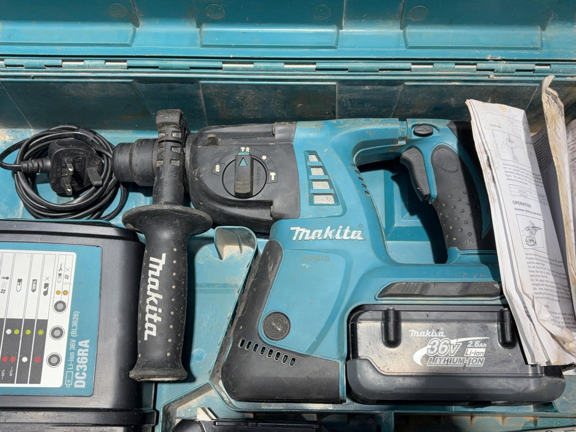 Makita BHR262 cordless combination hammer drill in carry case with 2 x batteries and 1 charger - Image 3 of 4