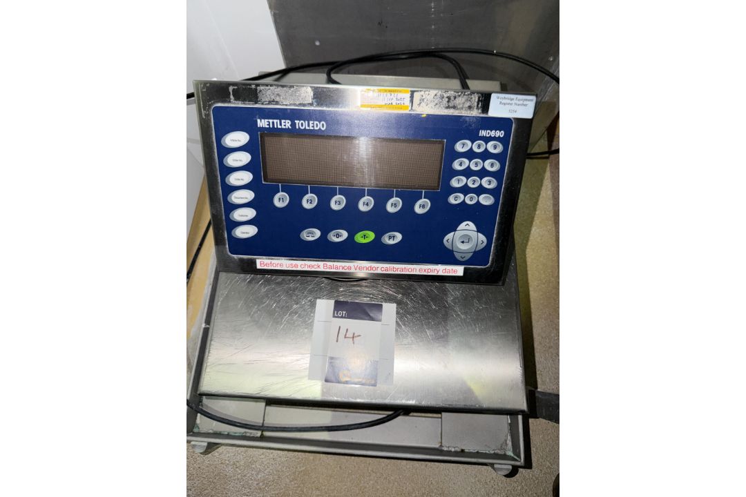 Mettler Toledo Scales. Model IND690 Desk. SN 3268715. YOM 2011. Scale 80 x 60. This lot is Buyer to - Image 1 of 3