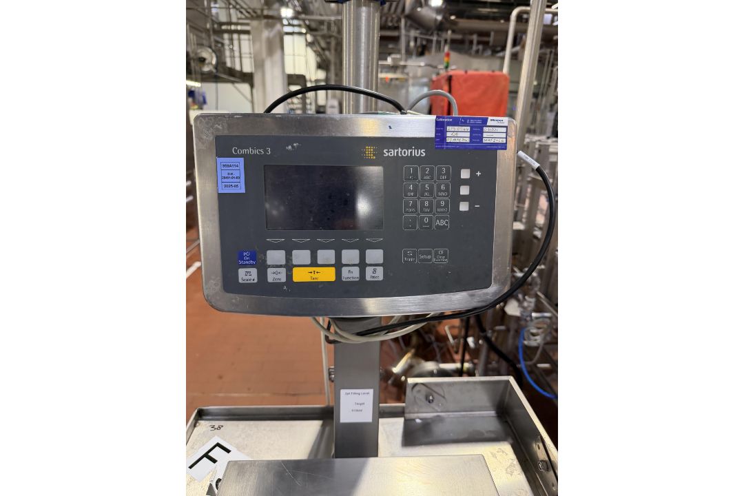 Sartorius Combics 3 Scale. Small station manual weigh station. 30x20 scale. This lot is Buyer to Rem - Image 2 of 3