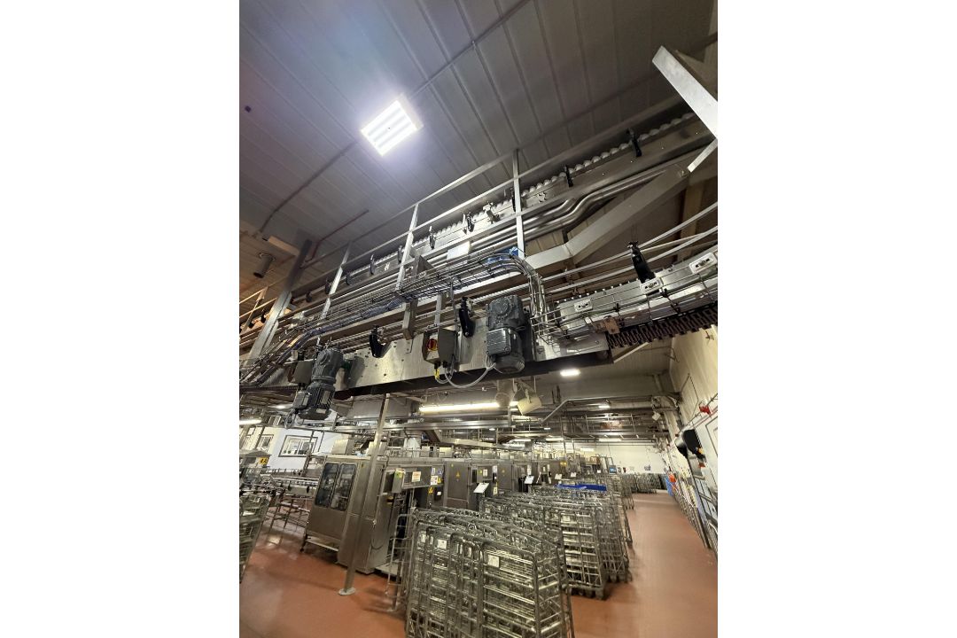 Amech High level conveyor. Approx 60 metres motorised conveyor transporting the 6 x 4 pint milk from - Image 7 of 13