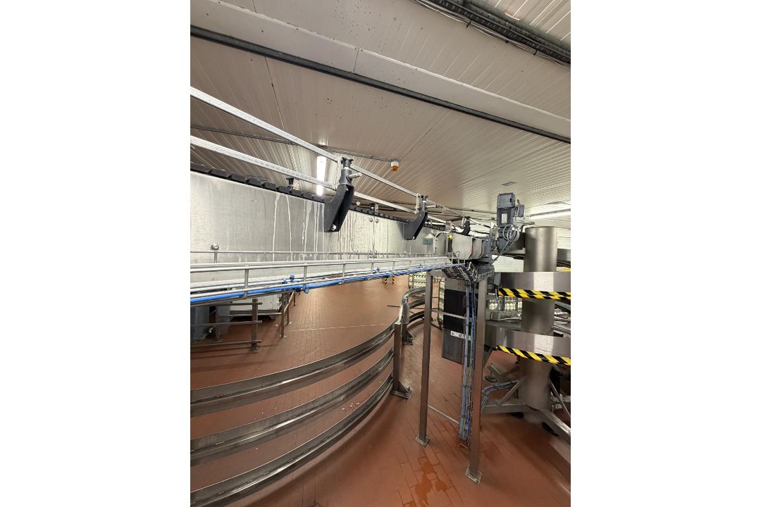 Amech High level conveyor. Approx 60 metres motorised conveyor transporting the 6 x 4 pint milk from - Image 9 of 13
