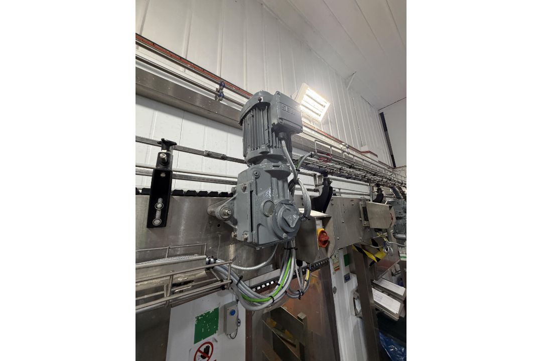 Amech High level conveyor. Approx 60 metres motorised conveyor transporting the 6 x 4 pint milk from - Image 5 of 13