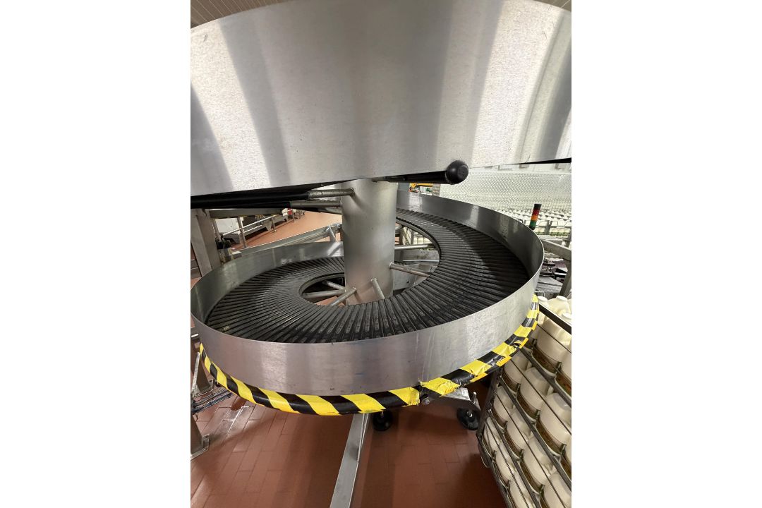 Amech High level conveyor. Approx 60 metres motorised conveyor transporting the 6 x 4 pint milk from - Image 13 of 13