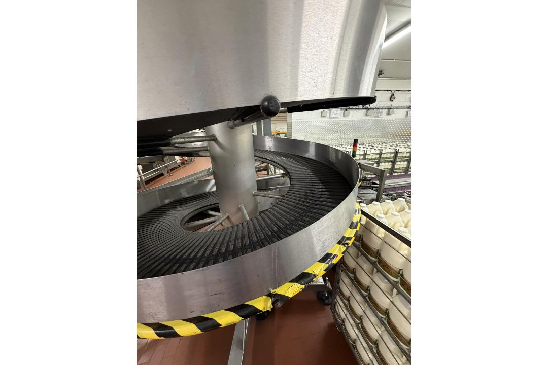 Amech High level conveyor. Approx 60 metres motorised conveyor transporting the 6 x 4 pint milk from - Image 12 of 13
