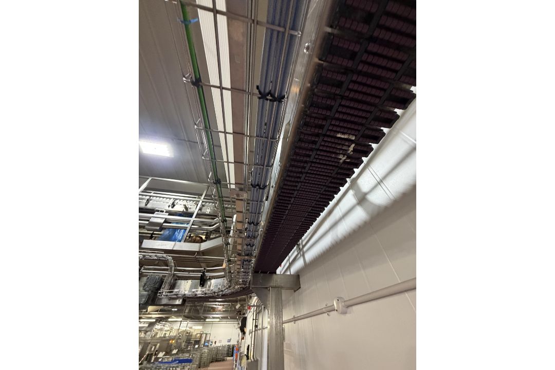 Amech High level conveyor. Approx 60 metres motorised conveyor transporting the 6 x 4 pint milk from - Image 6 of 13