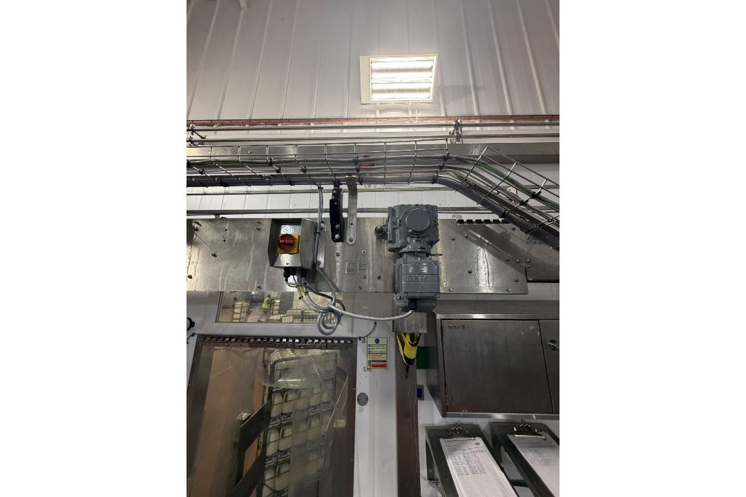 Amech High level conveyor. Approx 60 metres motorised conveyor transporting the 6 x 4 pint milk from - Image 2 of 13
