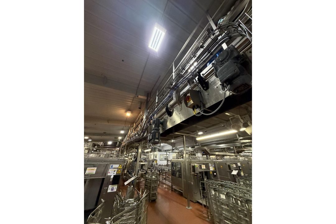 Amech High level conveyor. Approx 60 metres motorised conveyor transporting the 6 x 4 pint milk from - Image 8 of 13