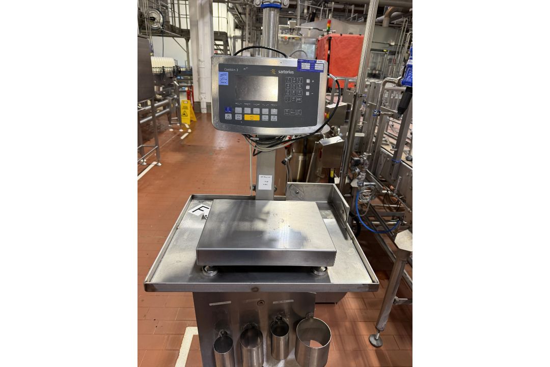Sartorius Combics 3 Scale. Small station manual weigh station. 30x20 scale. This lot is Buyer to Rem - Image 1 of 3