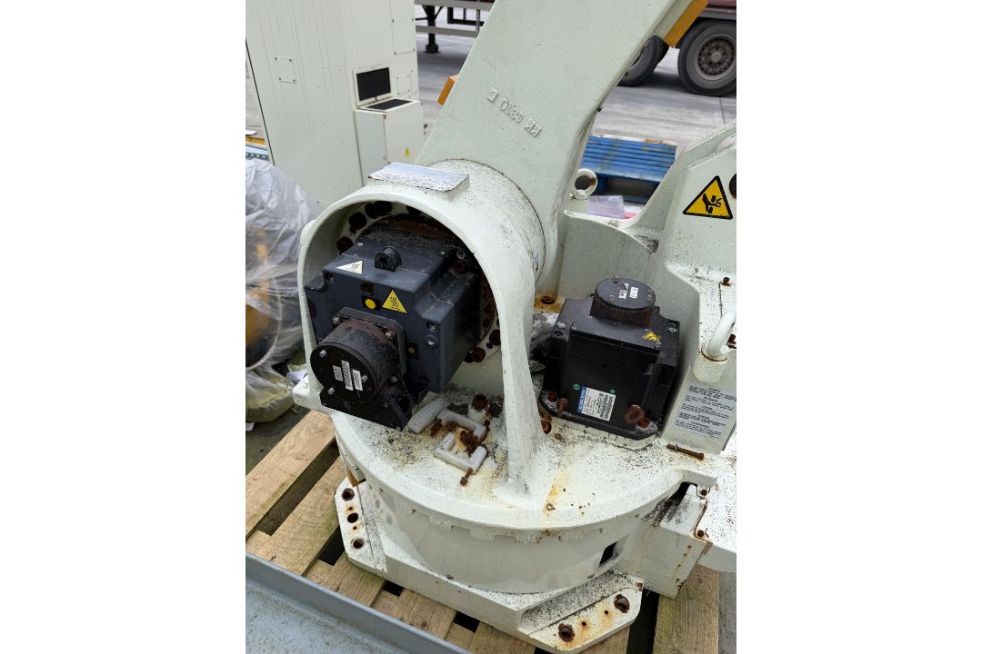 Robot Z01305D - ControllerD43D-E001. This lot is Buyer to Remove. Please note that a Risk Assessment - Image 6 of 8