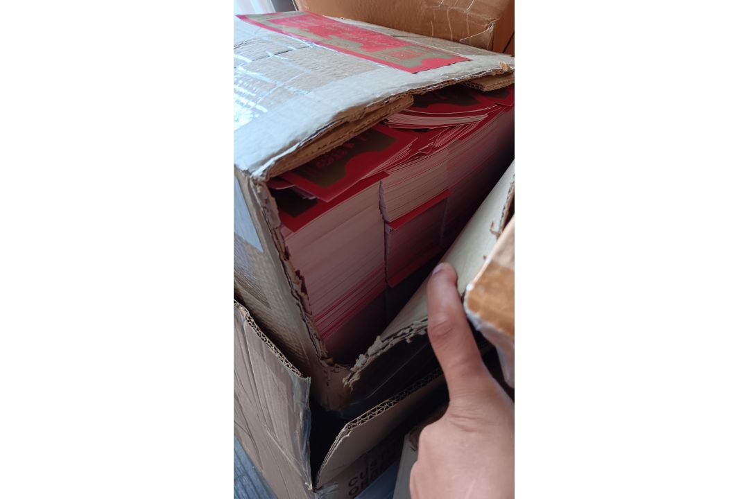 Contents of Container to Include: Large Quantity of Rain Ponchos, Quantity of Seasonal Props (Exclud - Image 5 of 9