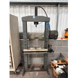 OMCN ART.-155 hydraulic press. Capacity 15 tonne. Please note there is a £10 Plus VAT Lift Out Fee o