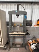 OMCN ART.-155 hydraulic press. Capacity 15 tonne. Please note there is a £10 Plus VAT Lift Out Fee o