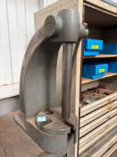 Bench mounted manual press, Please note there is a £5 Plus VAT Lift Out Fee on this lot