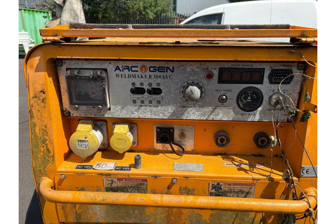 ARC GEN Weldmaker 300AVC DC Welder Generator - model D722. S/N 1302356. 586 total hours recorded. Pl - Image 8 of 13