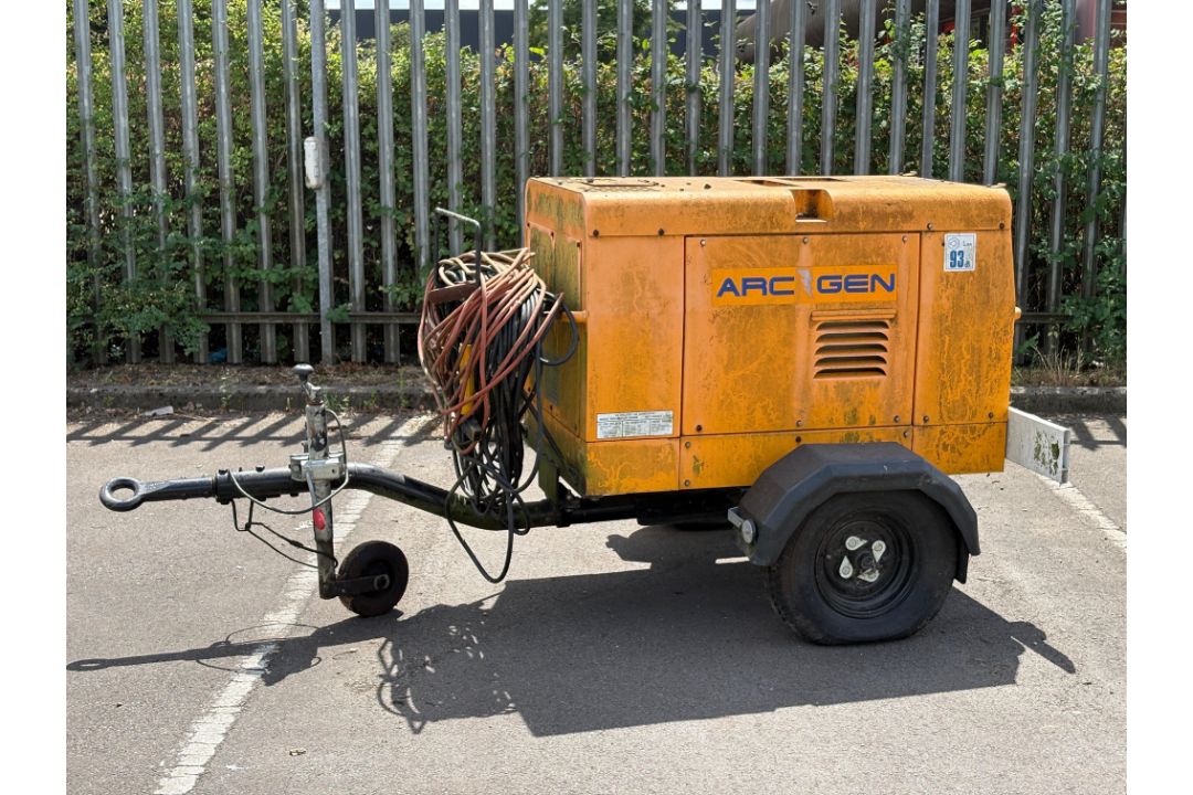 ARC GEN Weldmaker 300AVC DC Welder Generator - model D722. S/N 1302356. 586 total hours recorded. Pl - Image 2 of 13