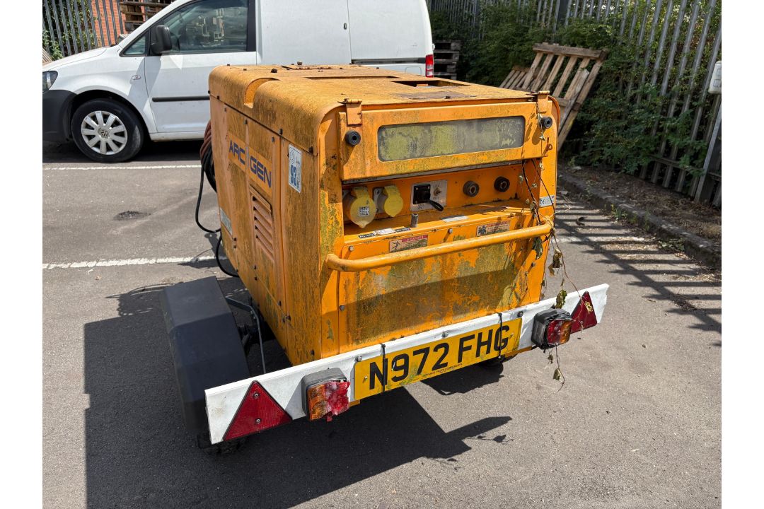 ARC GEN Weldmaker 300AVC DC Welder Generator - model D722. S/N 1302356. 586 total hours recorded. Pl - Image 4 of 13
