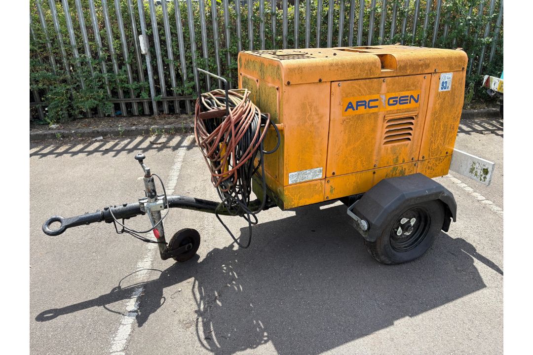 ARC GEN Weldmaker 300AVC DC Welder Generator - model D722. S/N 1302356. 586 total hours recorded. Pl - Image 1 of 13