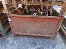 Qty of scaffolding feet & clamps- stillage included. Please note there is a £10 plus VAT Lift Out Fe
