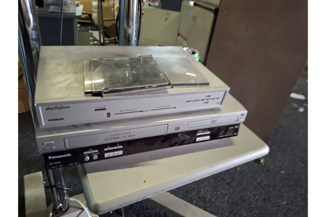 Samsung PS-42V65 42� television on mobile stand with Panasonic DVD/VHS combi and Sky Digibox - Image 3 of 4