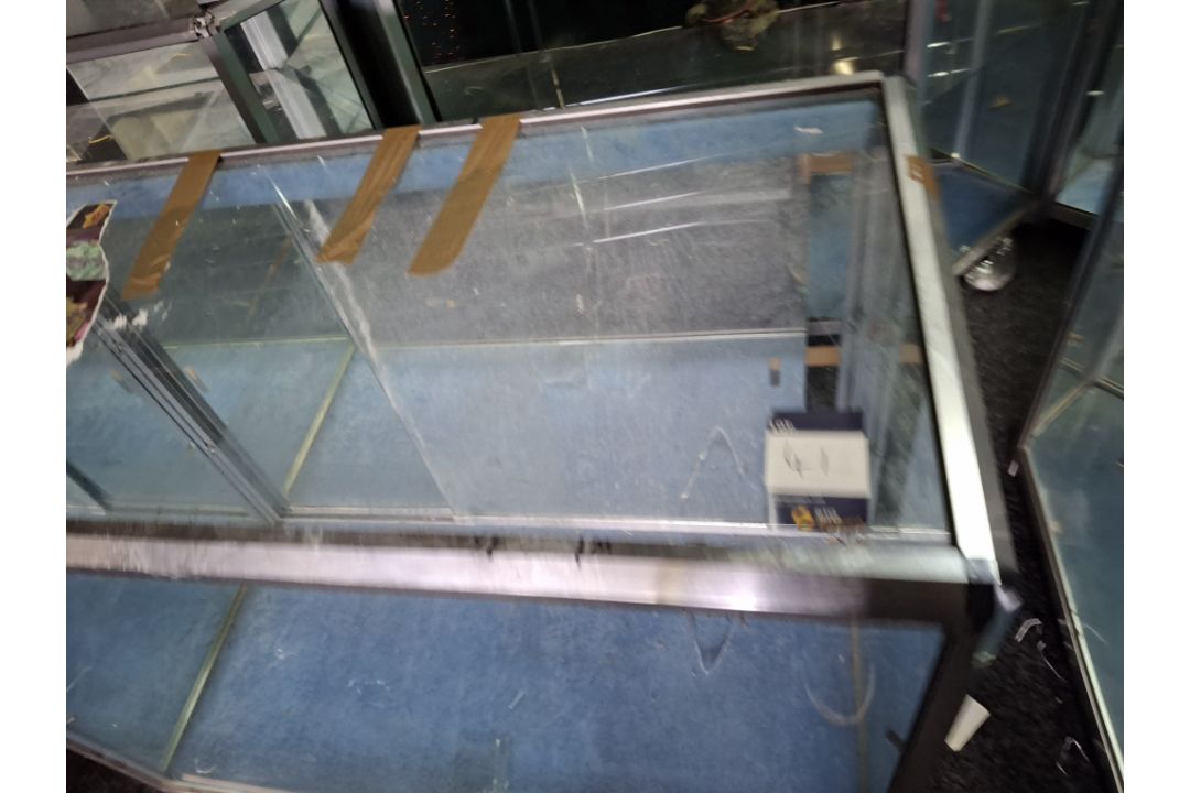 Rectangle glass display cabinet - Image 2 of 2