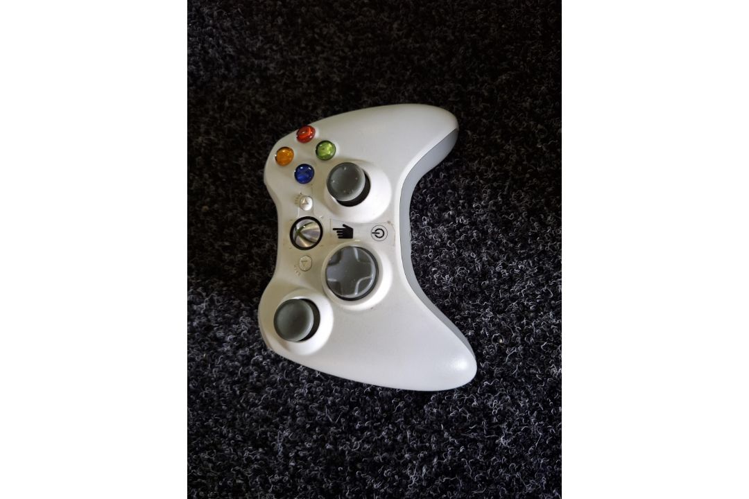 Xbox 360 with 2 controllers and Halo Reach and Call of Duty black OPS II - Image 5 of 7