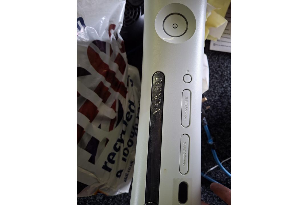Xbox 360 with 2 controllers and Halo Reach and Call of Duty black OPS II - Image 2 of 7