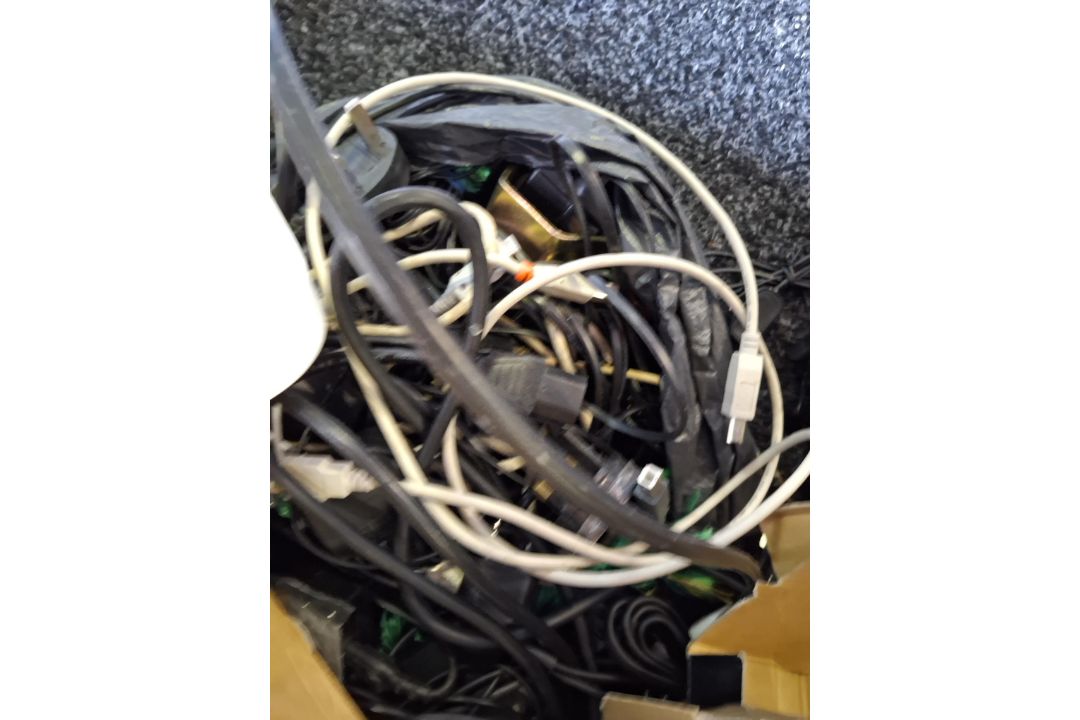 Quantity of various cables - Image 3 of 3