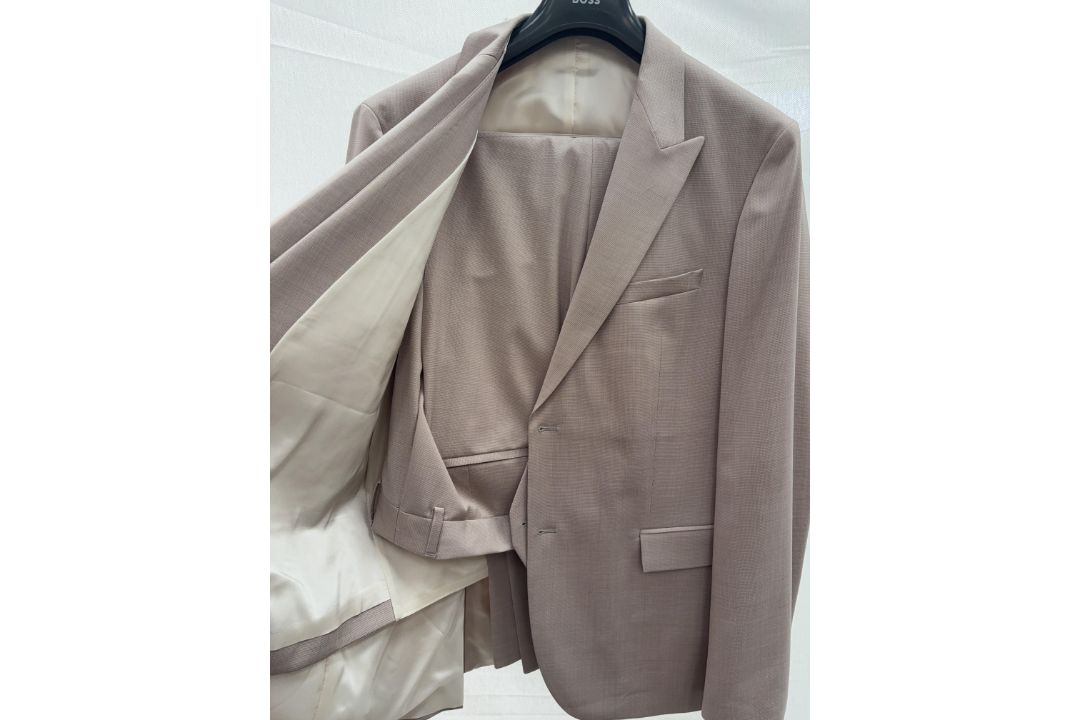 Hugo Boss 3pc suit - size 44 - RRP£640 - Image 10 of 11