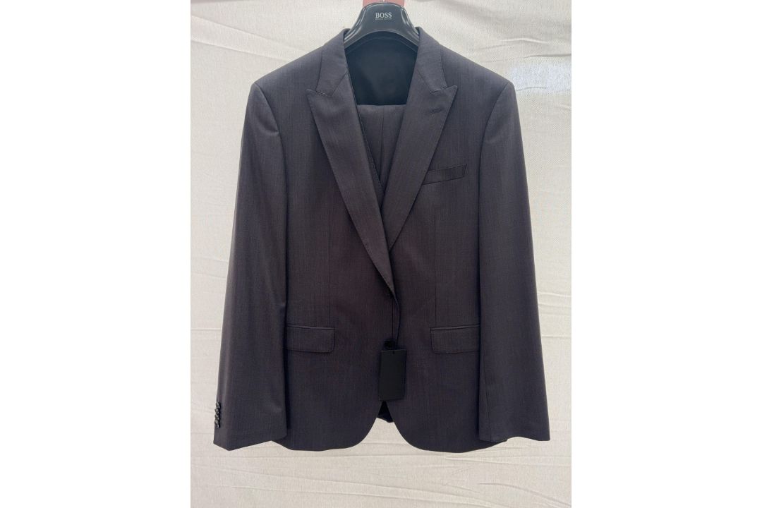 Hugo Boss 3pc suit - size 44R - RRP£695 - Image 1 of 4