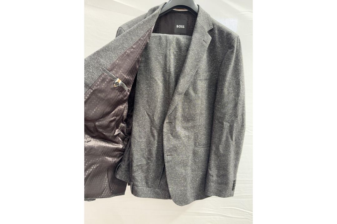 Hugo Boss 2pc suit - size 44 - RRP£635 - Image 2 of 3