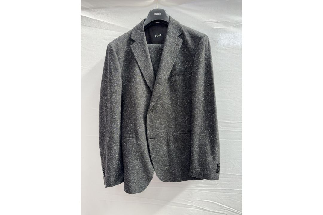 Hugo Boss 2pc suit - size 42 - RRP£635 - Image 1 of 3