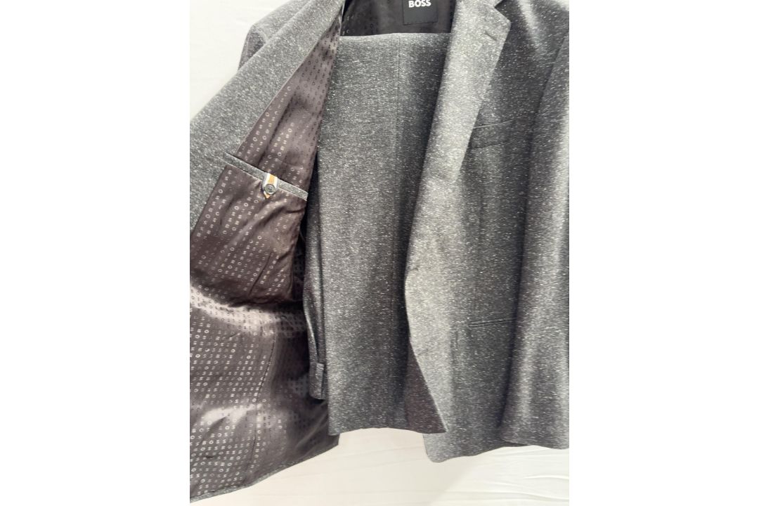 Hugo Boss 2pc suit - size 42 - RRP£635 - Image 2 of 3