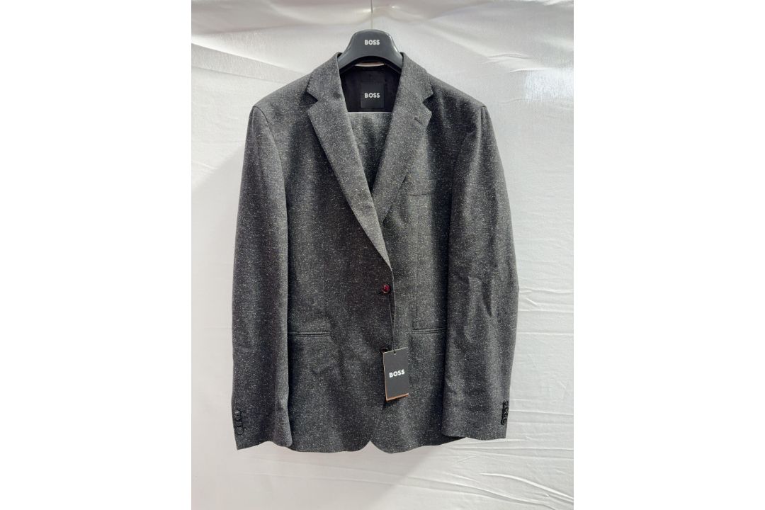 Hugo Boss 2pc suit - size 44 - RRP£635 - Image 1 of 3