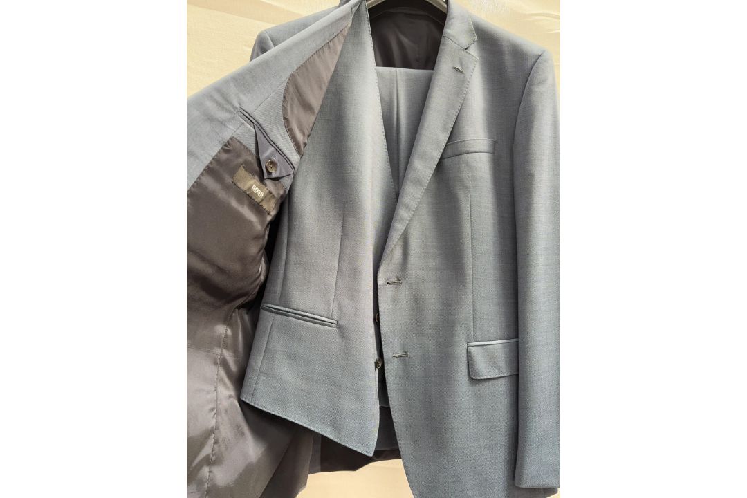 Hugo Boss 3pc suit - size 44”R - RRP£695 - Image 3 of 6