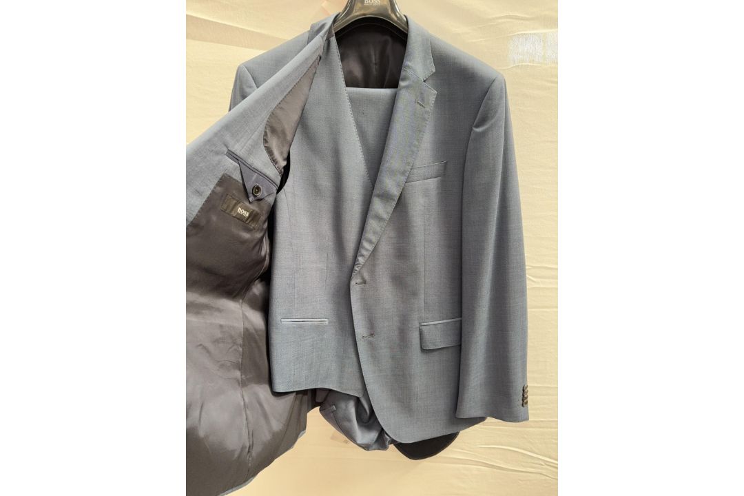 Hugo Boss 3pc suit - size 46”R - RRP£695 - Image 2 of 4