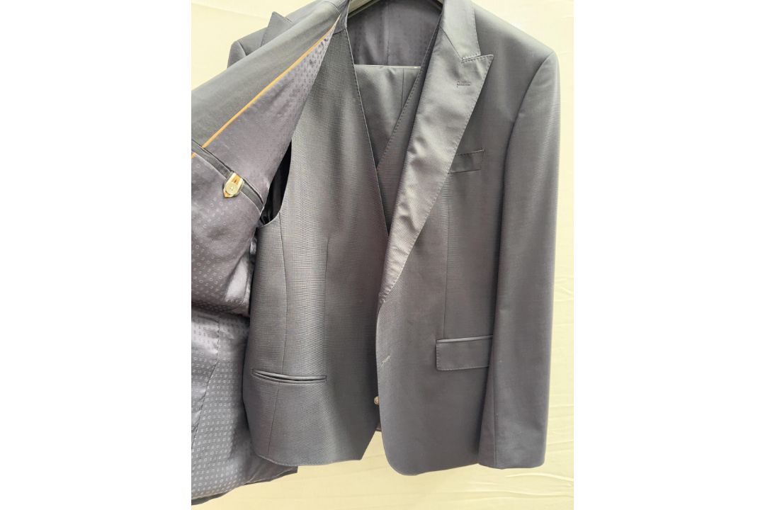 Hugo Boss 3pc suit - size 46R - RRP£645 - Image 2 of 4