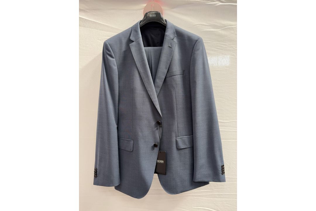 Hugo Boss 3pc suit - size 44”R - RRP£695 - Image 2 of 6