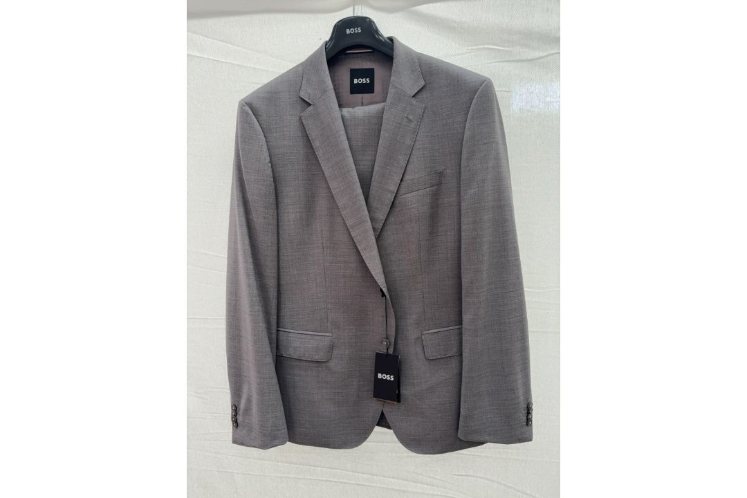 Hugo Boss 2pc suit - size 48R - RRP£545 - Image 1 of 3