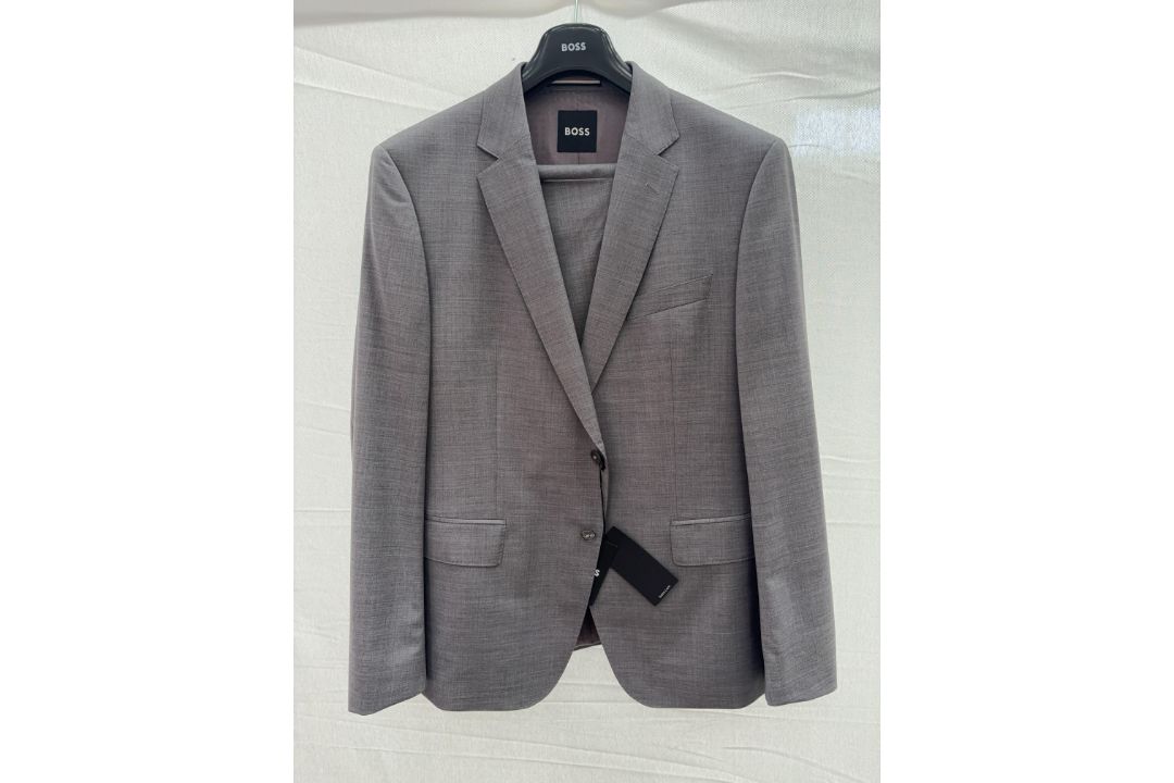 Hugo Boss 2pc suit - size 46R - RRP£545 - Image 1 of 3