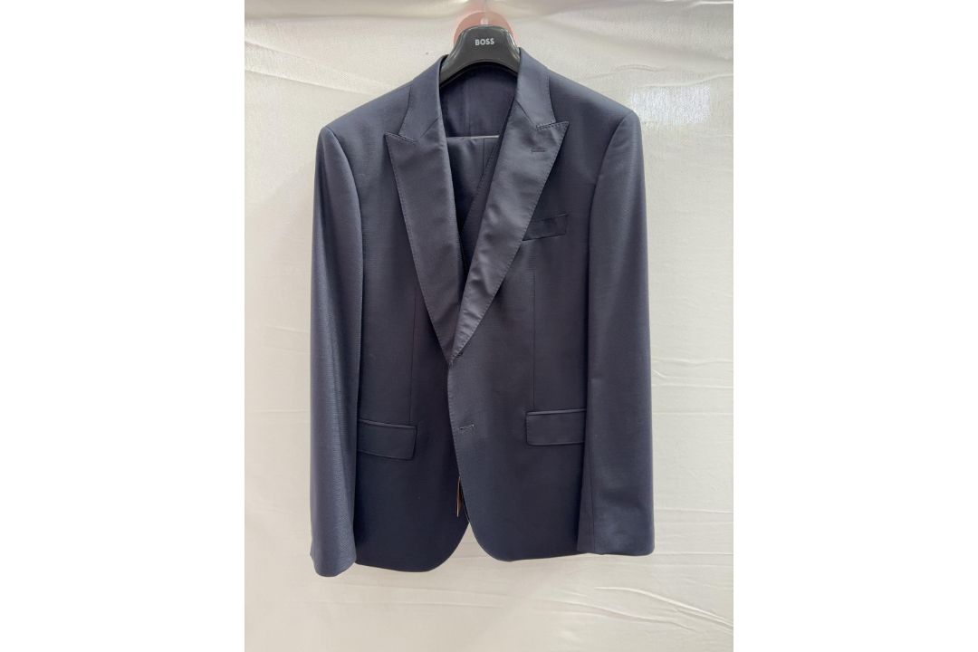 Hugo Boss 3pc suit - size 46R - RRP£645 - Image 1 of 4