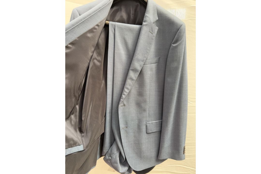 Hugo Boss 3pc suit - size 46”R - RRP£695 - Image 3 of 4