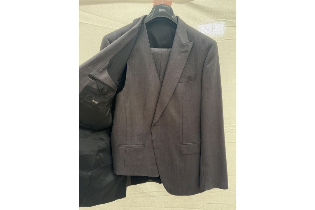 Hugo Boss 3pc suit - size 44R - RRP£695 - Image 2 of 4
