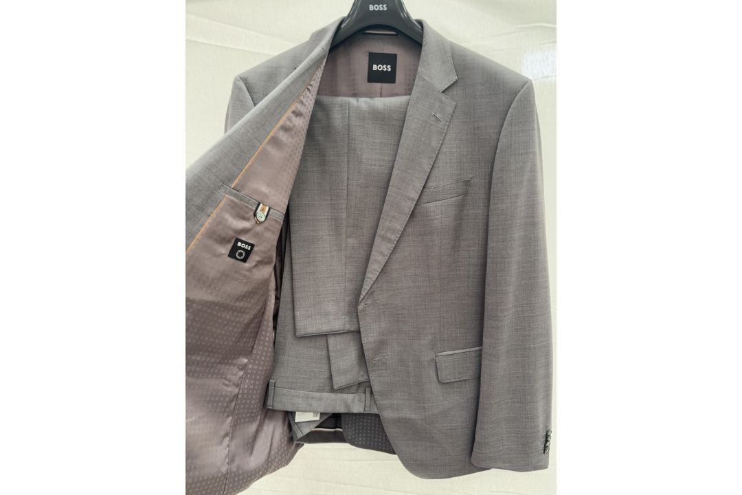 Hugo Boss 2pc suit - size 48R - RRP£545 - Image 2 of 3