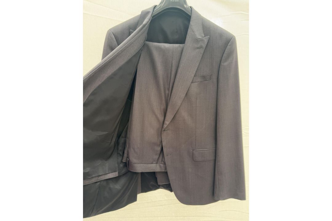 Hugo Boss 3pc suit - size 44R - RRP£695 - Image 3 of 4