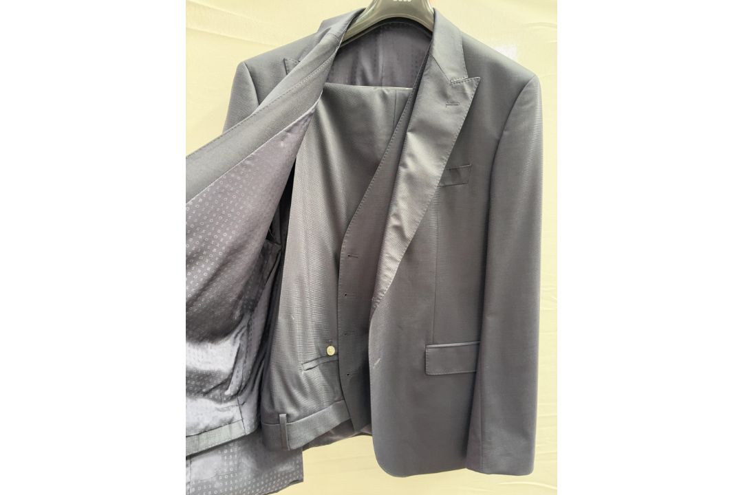Hugo Boss 3pc suit - size 46R - RRP£645 - Image 3 of 4